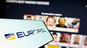 Crypto, cash en wapens: witwasnetwerk ontmaskerd door Europol
