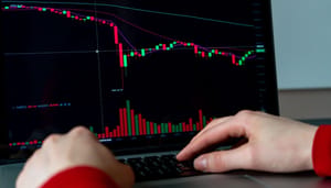 Koersgrafiek laptop Bitcoin koers maakt grootste daling in weken, markt weer nerveus