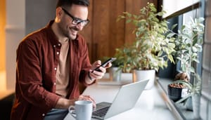Man laptop telefoon Crypto zonder chaos - Bots.io laat zien dat stabiliteit in crypto ‘een ding’ is