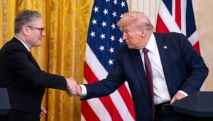 President Donald Trump van de Verenigde Staten schudt de hand van de premier van het Verenigd Koninkrijk President Donald Trump van de Verenigde Staten schudt de hand van de premier van het Verenigd Koninkrijk