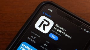 Foto van revolut app op een smartpone scherm