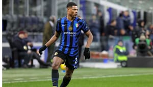 Inter-milan Foto van Inter speler Denzel Dumfries op het voetbalveld