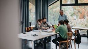 klaslokaal crypto onderwsij Foto van een lesgroep met een docent voor een groep leerlingen