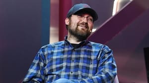 charles-hoskinson-cardano-oprichter-lacht Cardano-oprichter Charles Hoskinson lacht op foto tijdens Web Summit