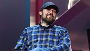 Cardano-oprichter Charles Hoskinson lacht op foto tijdens Web Summit