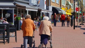AOW AOW gaat omhoog - zoveel krijgen senioren straks binnen