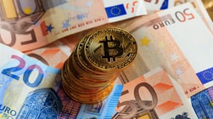 Afbeelding met euro biljetten en bitcoin munten Afbeelding met euro biljetten en bitcoin munten