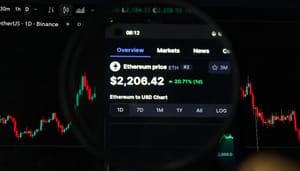 Een afbeelding van de pagina van de cryptomunt ethereum (ETH) met op de achtergrond de koers van ethereum op cryptobeurs Binance Een afbeelding van de pagina van de cryptomunt ethereum (ETH) met op de achtergrond de koers van ethereum op cryptobeurs Binance