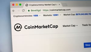 Een afbeelding van de website van crypto dataplatform CoinMarketCap, met het logo in het groot Een afbeelding van de website van crypto dataplatform CoinMarketCap, met het logo in het groot