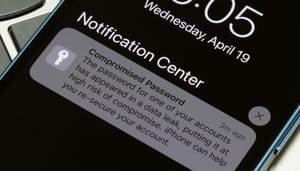 Een afbeelding van een Apple_iPhone melding dat een wachtwoord gevonden is in een datalek en aangepast moet worden Een afbeelding van een Apple_iPhone melding dat een wachtwoord gevonden is in een datalek en aangepast moet worden