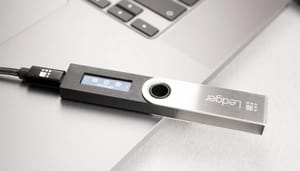 Een afbeelding van een Ledger Nano S, een bekende hardwarde wallet om crypto mee op te slaan Een afbeelding van een Ledger Nano S, een bekende hardwarde wallet om crypto mee op te slaan