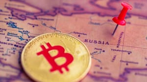 Een afbeelding van een bitcoin (BTC) munt naast een pin op het land Rusland Een afbeelding van een bitcoin (BTC) munt naast een pin op het land Rusland
