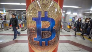 Een afbeelding van een bitcoin advertentie in een drukbezocht metrostation in Japan Een afbeelding van een bitcoin advertentie in een drukbezocht metrostation in Japan