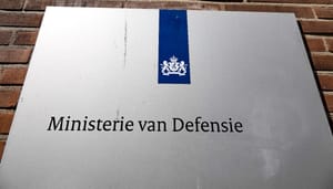 Een afbeelding van een bord van het Ministerie van Defensie in Den Haag, de politieke hoofdstad van Nederland Een afbeelding van een bord van het Ministerie van Defensie in Den Haag, de politieke hoofdstad van Nederland