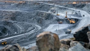 Een afbeelding van een grote mijnbouwput, waar een mijnbouwbedrijf bezig is met het delven van metalen en andere fysieke grondstoffen Een afbeelding van een grote mijnbouwput, waar een mijnbouwbedrijf bezig is met het delven van metalen en andere fysieke grondstoffen