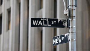 Een afbeelding van een naambordje van Wall Street, een bekende Amerikaanse straat waar veel aandelen worden verhandeld, evenals crypto ETF's. Ein Bild von einem Namensschild an der Wall Street, einer bekannten amerikanischen Straße, wo viele Aktien und auch Krypto-ETFs gehandelt werden.