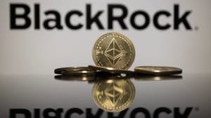 Een afbeelding van ethereum cryptomunten voor het logo van de grote vermogensbeheerder BlackRock, die crypto ETF's beheert Een afbeelding van ethereum cryptomunten voor het logo van de grote vermogensbeheerder BlackRock, die crypto ETF's beheert