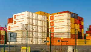 Een afbeelding van schipcontainers met producten van Temu, een Chinese webshop die bekendstaat om zijn goedkope producten Een afbeelding van schipcontainers met producten van Temu, een Chinese webshop die bekendstaat om zijn goedkope producten