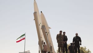 Iran oorlog (1) Olie koers stijgt nadat Iran Amerikaanse troepen plotseling weer bestookt