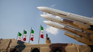 Foto van raketten en Iraanse vlaggen