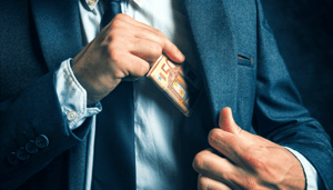 Man stopt 50 eurobiljet in zak Man stopt 50 eurobiljet in zak