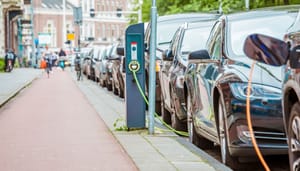 auto's-in-de-straat Foto van autos op straat in een Nederlandse grote stad