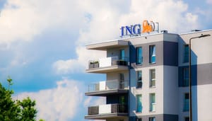 Foto van een gebouw met ING logo op het dak