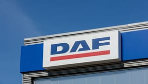 Foto van het logo van DAF op een fabriek DAF-medewerker niet ontslagen: 'per ongeluk' betrokken bij miljoenendiefstal
