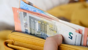portemonee-euros foto van een portemonee vol met eurobiljetten