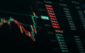 Stock,Market,Analysis,,Business,,Finance,And,Investment.,Finance,Analyst,Analyzing De Opkomst van CFD-Handel in Volatiele Markten: Risico, Beloning en Regulering
