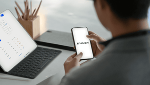 Bitvavo handelaar op telefoon en laptop