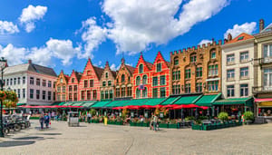 Een afbeelding van een pittoresk stuk van een Belgische stad Een afbeelding van een pittoresk stuk van een Belgische stad
