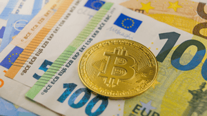 Foto van bitcoin munt en euro biljet Foto van bitcoin munt en euro biljet