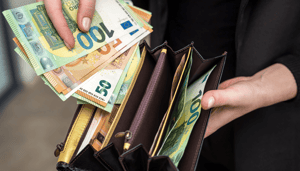 Foto van portemonnee met grote euro biljetten Foto van portemonnee met grote euro biljetten