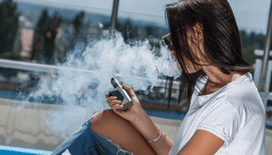 Foto van vrouw met vape Foto van vrouw met vape