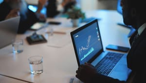 Getinte trader laptop Alle Nederlanders & Belgen ontvangen €25 in bitcoin gratis - zo werkt het