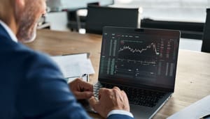 Man achter laptop tradingplatform Nederlands trading bedrijf Yieldfund levert: 60% rendement per jaar met wekelijkse uitbetaling