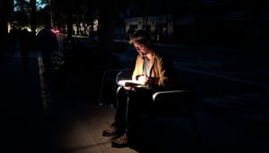 Man-in-donker-stroomstoring Man in het donker tijdens de stroomstoring in Spanje