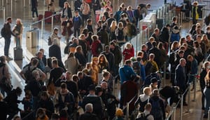 Mensen in wachtrij om te vertrekken Mensen in wachtrij om te vertrekken