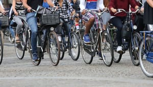 Nederlanders-op-fiets-amsterdam