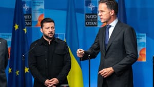 President van Oekraïne Volodymyr Zelensky kijkt naar secretaris-generaal Mark Rutte tijdens de NAVO-top 2025 op het World Forum President van Oekraïne Volodymyr Zelensky kijkt naar secretaris-generaal Mark Rutte tijdens de NAVO-top 2025 op het World Forum
