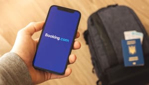 Booking.com op een smartphone Booking.com onder vuur: 180.000 gedupeerden claimen 1 miljard euro schade