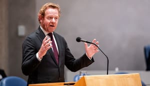 Foto van Minister David van Weel in de tweede kamer Minister waarschuwt voor crypto-criminaliteit, maar is dit terecht?