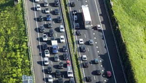Foto van filo op de Nederlandse snelweg Autorijden wordt duurder: Nederlanders betalen honderden euro’s extra