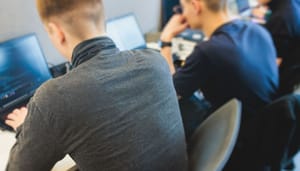 Studenten achter laptop Nederland telt af: de meest besproken crypto van 2025 is morgen beschikbaar