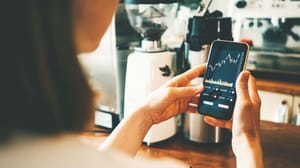 Vrouw bekijkt koersgrafiek op telefoon telefoon koersgrafiek Vrouw bekijkt koersgrafiek op telefoon telefoon koersgrafiek
