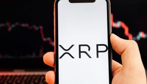 XRP logo op mobiel met koersgrafiek XRP logo op mobiel met koersgrafiek