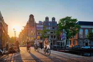 Amsterdam,,Netherlands,-,May,20,,2018:,People,On,Bicycles,On Nooit meer werken? Dit is hoeveel je écht nodig hebt