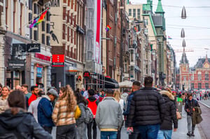 Amsterdam,,Netherlands,-,October,10,,2021:,The,Damrak,Is,An Duizenden huishoudens lopen toeslagen mis - lees hier wat er speelt