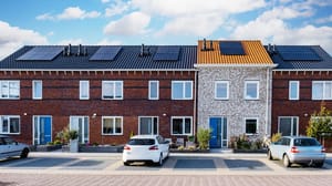 Newly,Build,Houses,With,Solar,Panels,Attached,On,The,Roof Verduurzamen kost huishoudens honderden euro’s extra per jaar